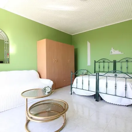 De La Paz Villa Manfredonia